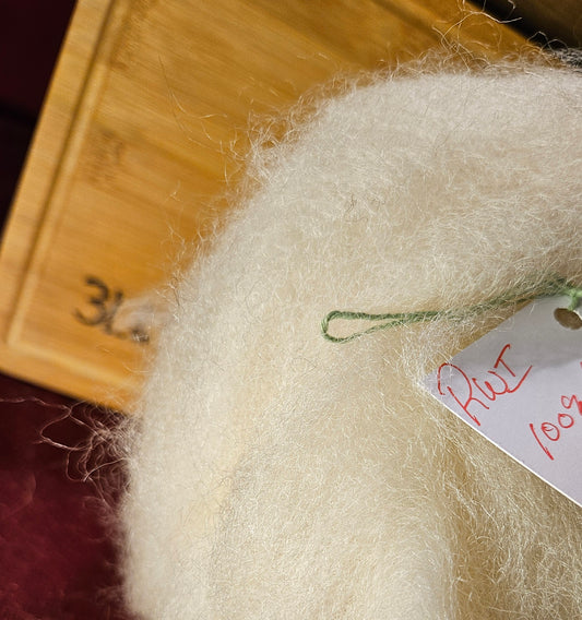 Roving White RWI-14 100% Romney- 4.3 ounces