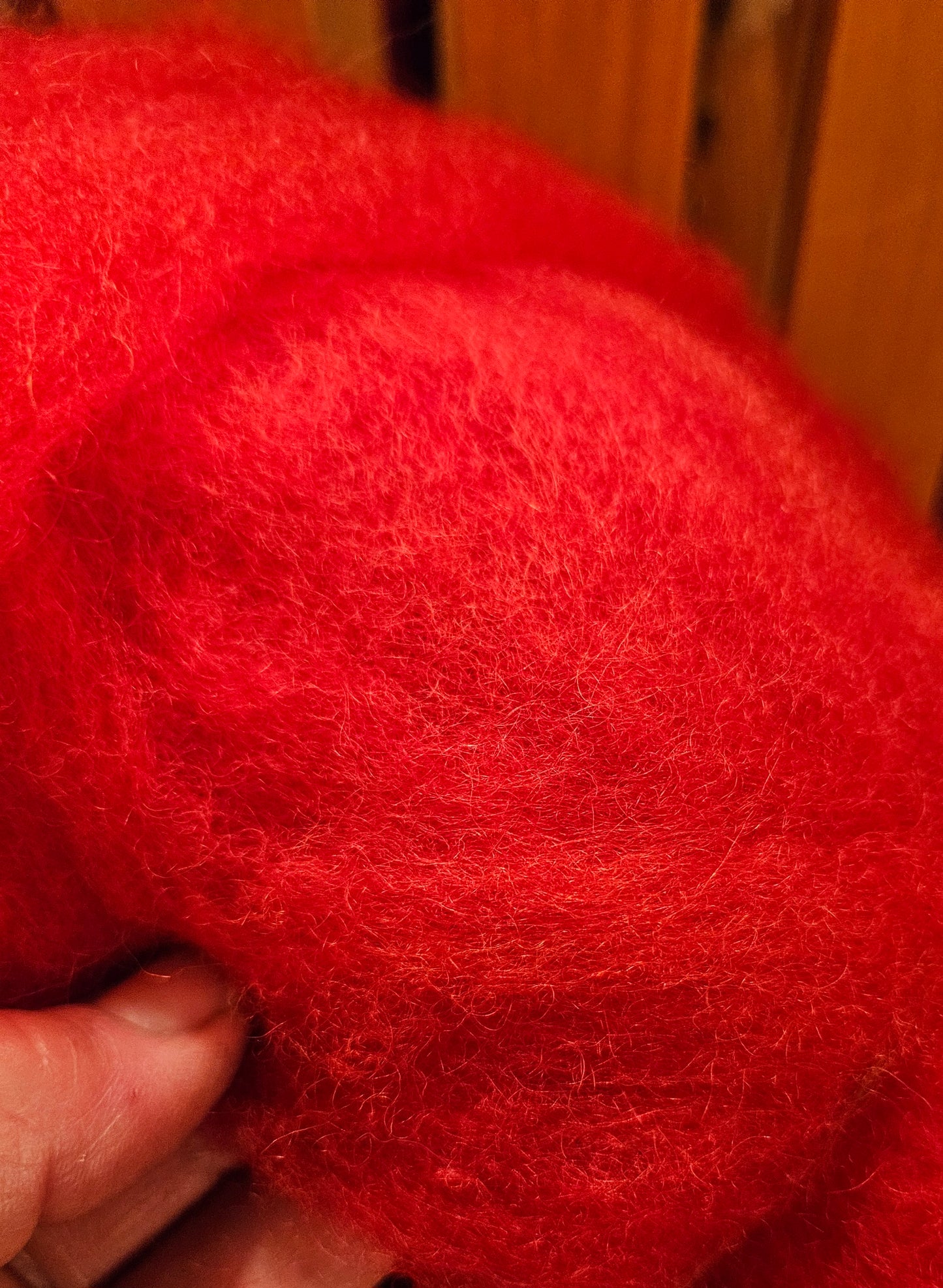 BRoving Scarlet 100% Romney RScarlet28 -5.5 ounces