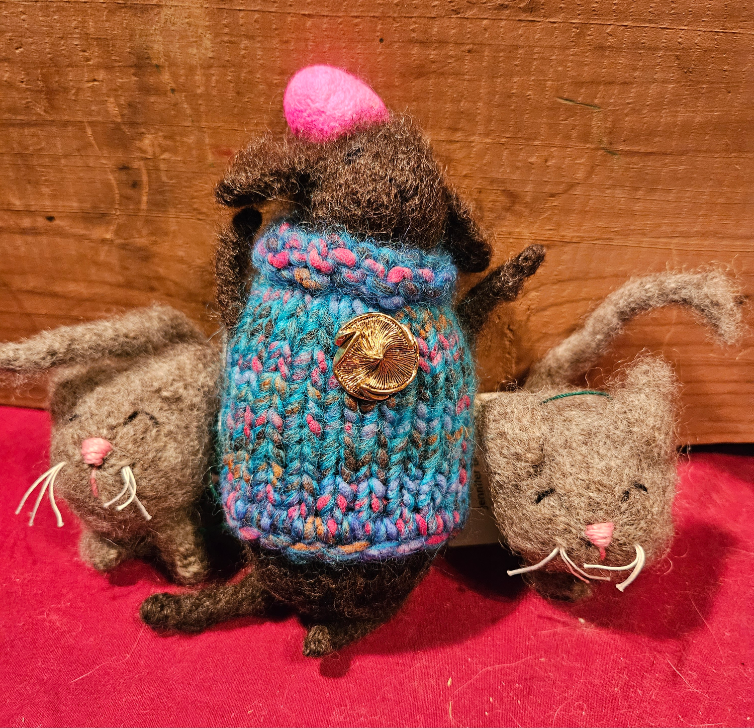 3LS Romney Wool yarnKnitted/felted Black sheep dresses in blue with jewel with 2 gray kittens